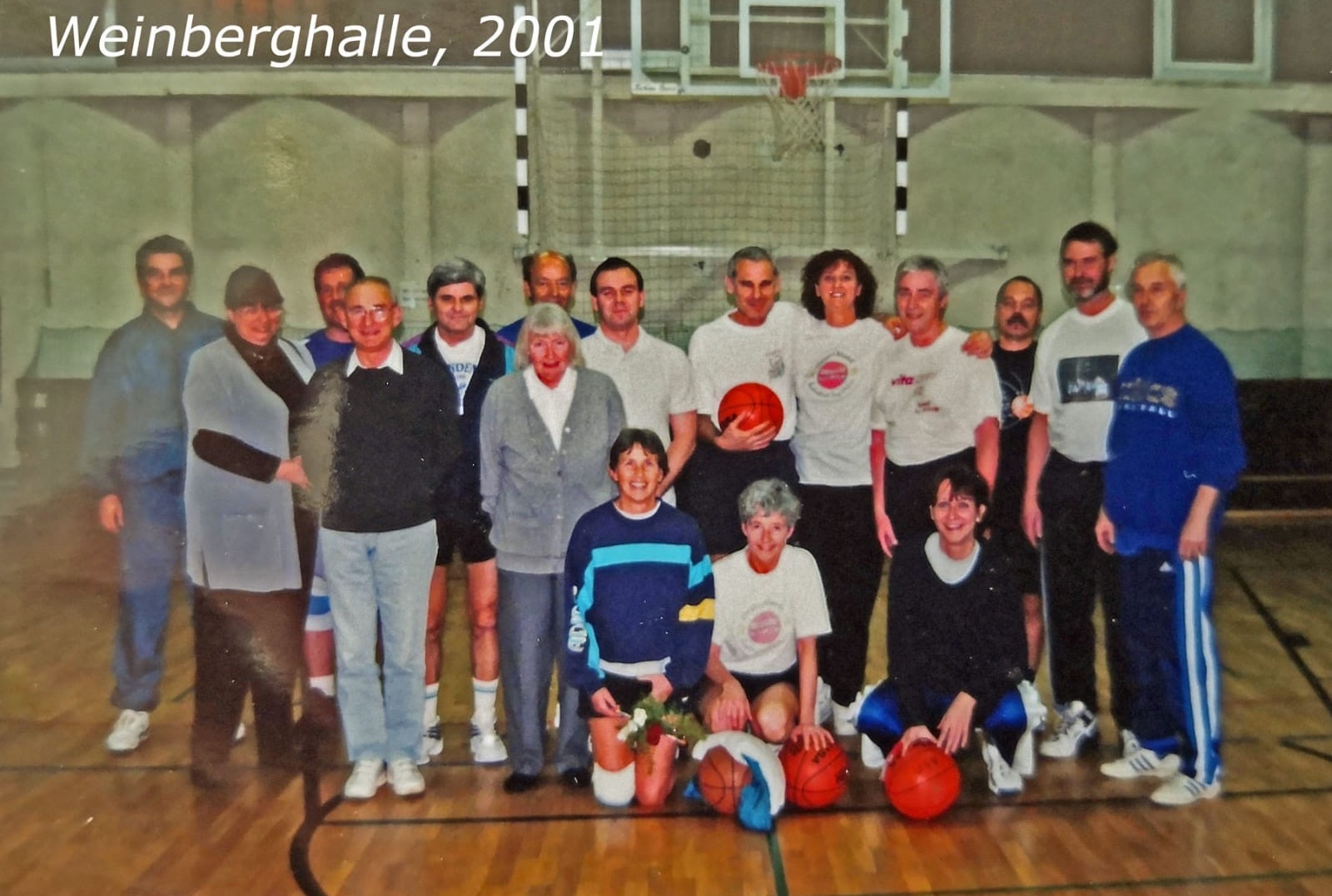 Ein Senior*innenturnier in der Sporthalle "Weinbergweg" (Gisela Pelzl: untere Reihen, zweite von links).